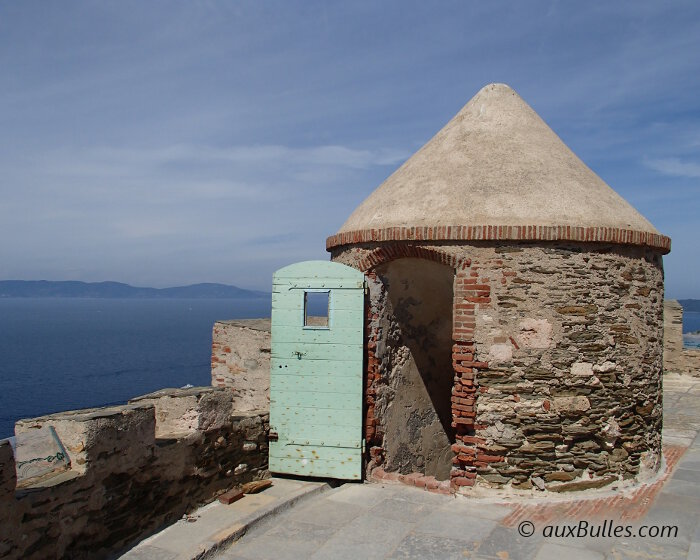 Le Fort de l'Estissac sur l'ile de Port Cros permet de profiter du haut de ses fortifications d'une splendide vue panoramique sur la cote et ses environs