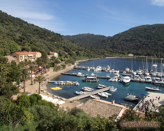 Le petit port de l'ile de Port Cros est abrité au fond d'une immense baie