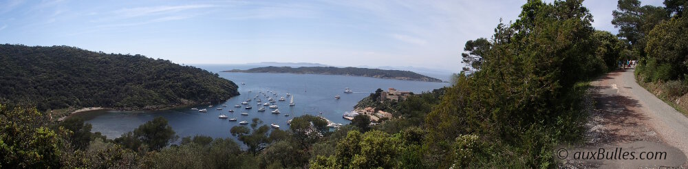 Vue panoramique de l'ile de Port Cros avec son port abrité au fond d'une immense baie