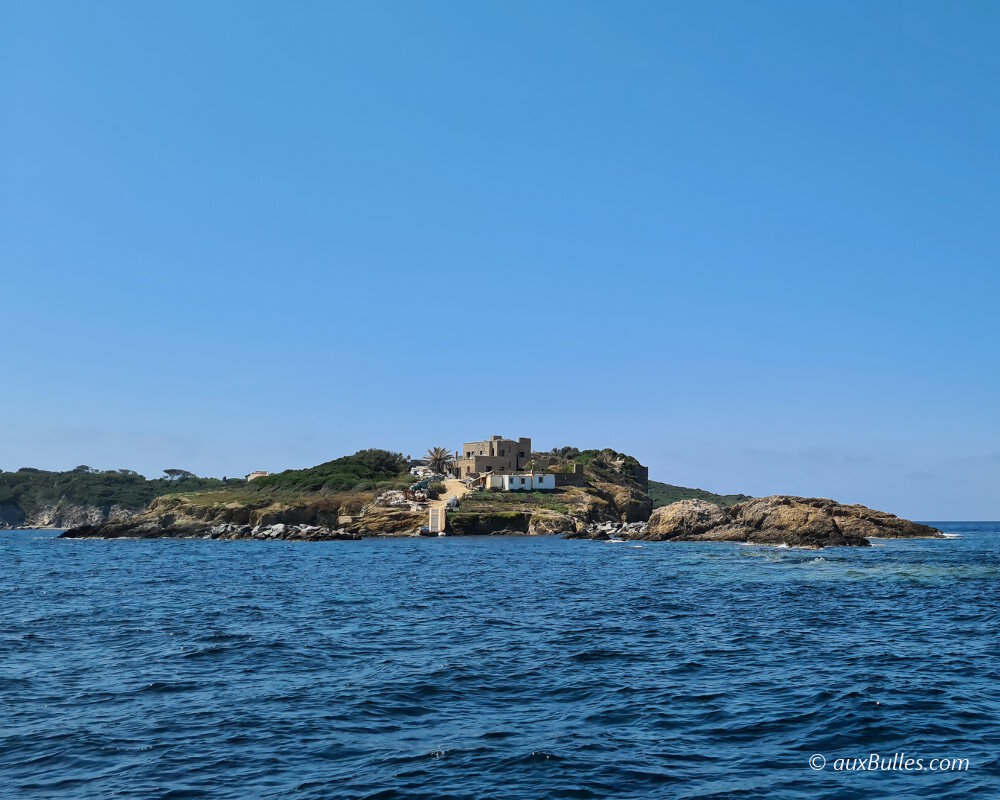 L'ile du Petit Ribaud (Mer Méditerranée) L'ile du Petit Ribaud (Mer Méditerranée)