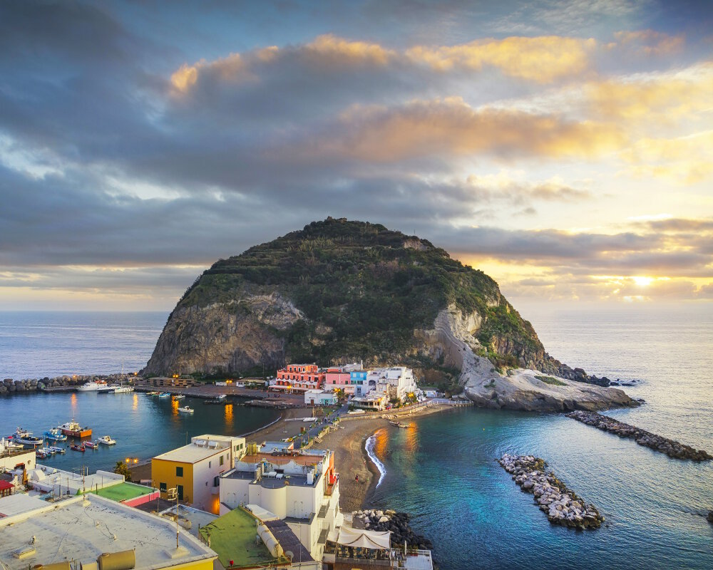 La plage de San Angelo avec son rocher géant relié à l'île d'Ischia La plage de San Angelo avec son rocher géant relié à l'île d'Ischia