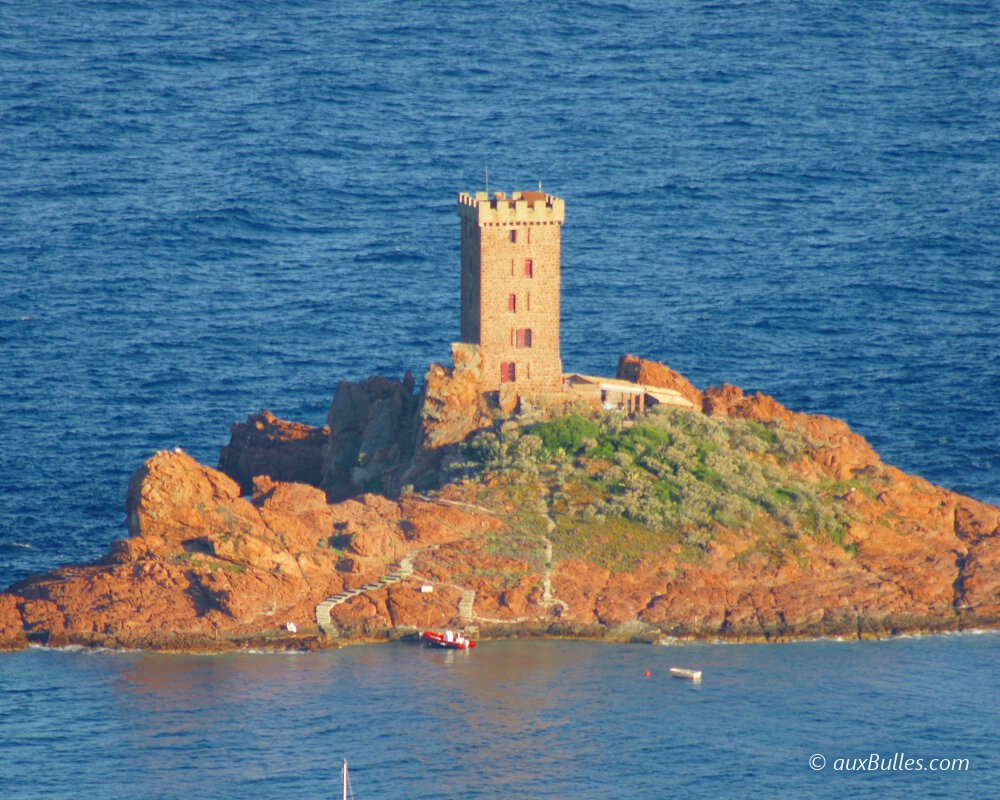 L'ile d'or dominée par sa tour carrée d'architecture sarrasine