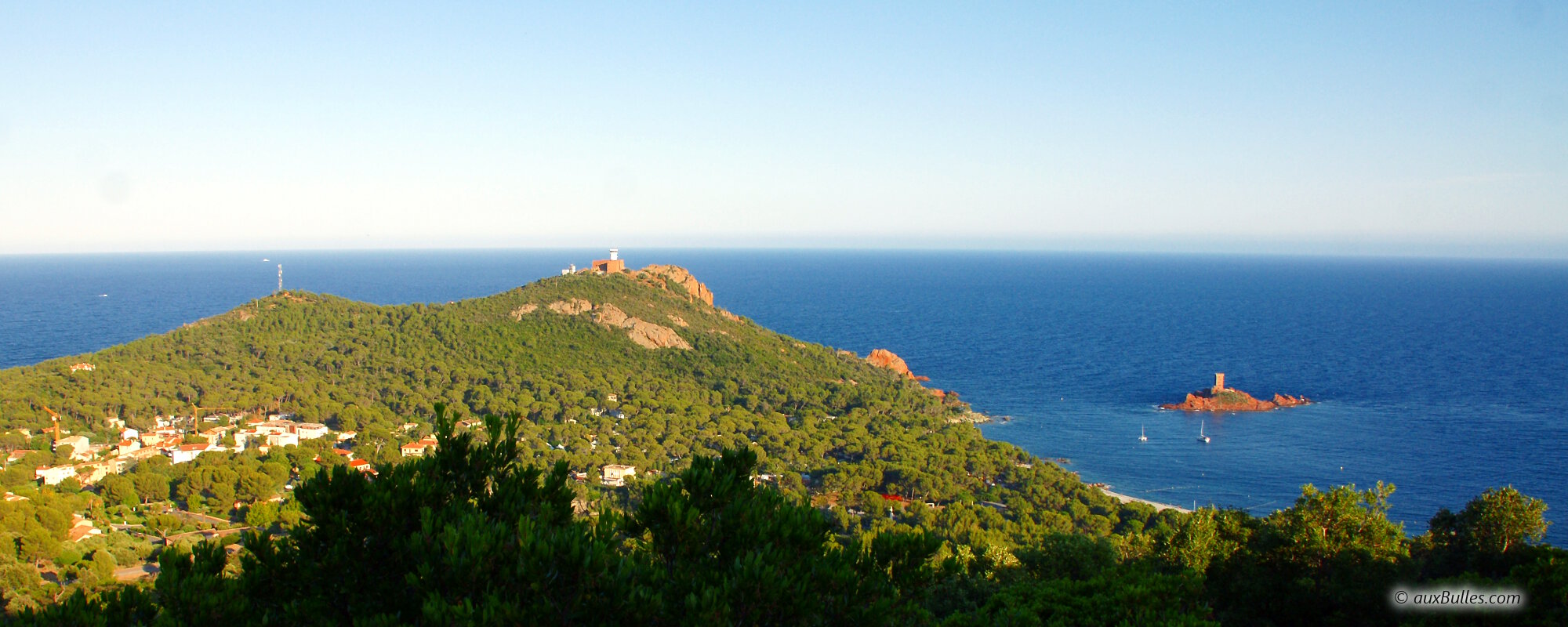 Vue panoramique sur l'ile d'Or et le sémaphore du cap Dramont depuis les hauteurs du village de vacances de Cap Esterel