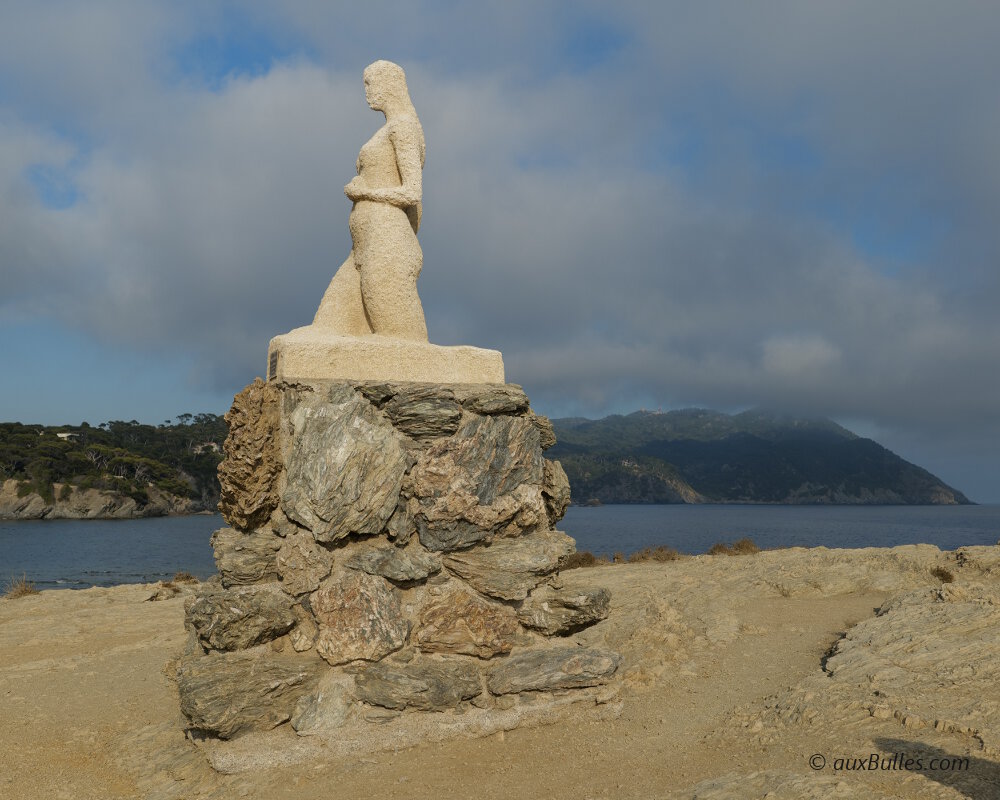 La statue de la Vénus sortant des flots sur l'île du Petit Gaou La statue de la Vénus sortant des flots sur l'île du Petit Gaou