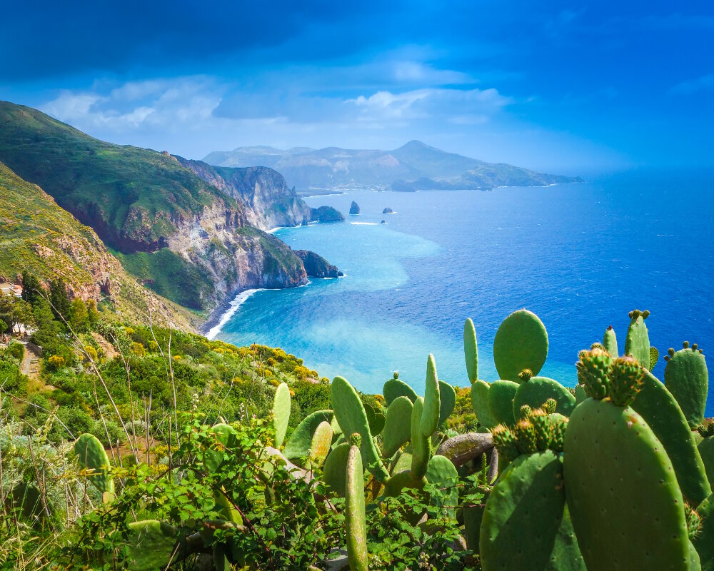 Une vue panoramique depuis le belvédère de Quattrocchi de la côte de l'île de Lipari baignée par des eaux d'un bleu intense Une vue panoramique depuis le belvédère de Quattrocchi de la côte de l'île de Lipari baignée par des eaux d'un bleu intense