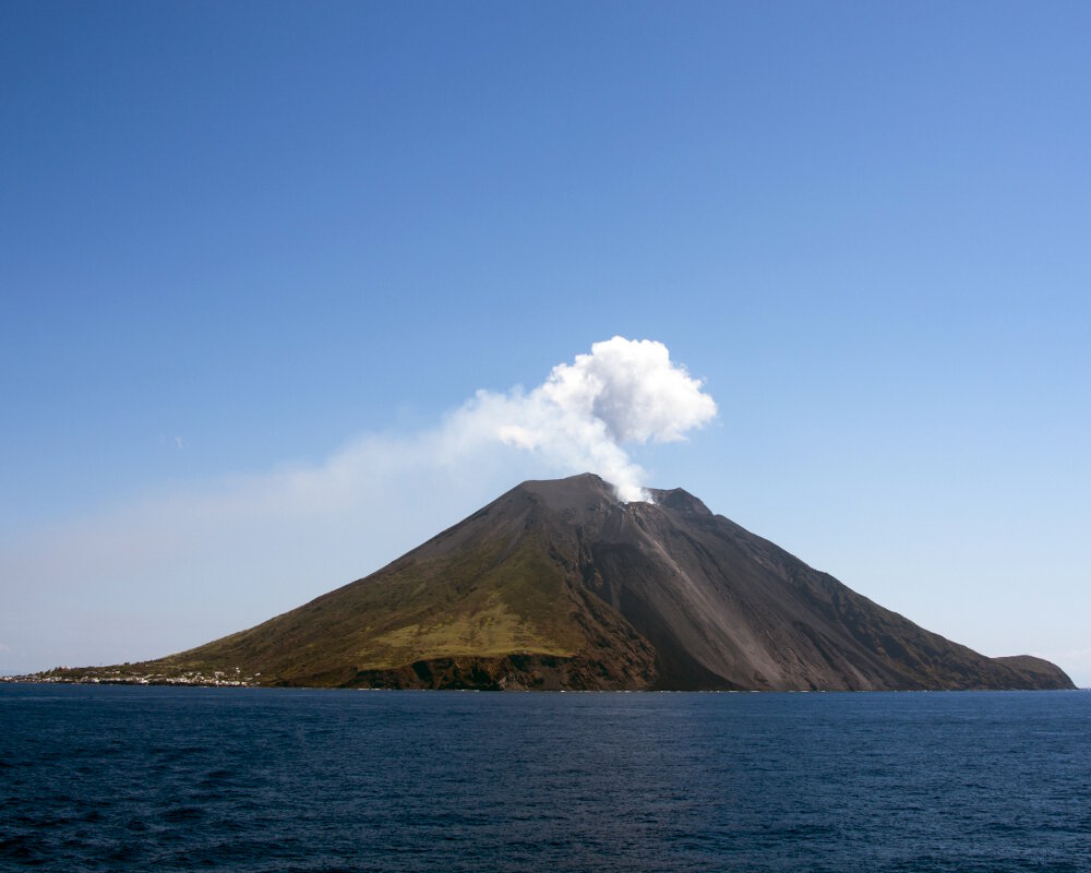 L'île de Stromboli avec son volcan qui se dresse dans la mer