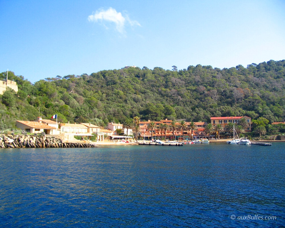 Le port de l'île de Port Cros Le port de l'île de Port Cros