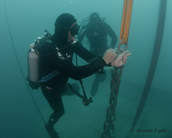 Les plongeurs s’activent sous l’eau pour arrimer l’épave du Toulonnais en vue de son déplacement