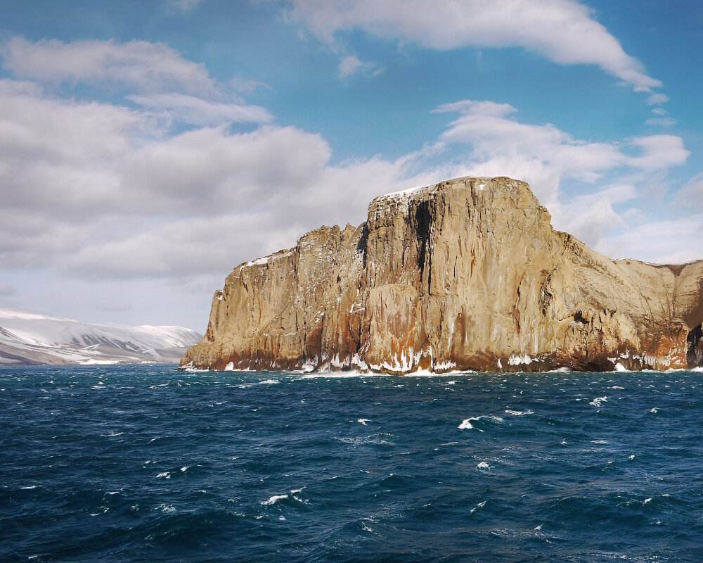 A l'approche du détroit des Forges de Neptune, l'entrée étroite de la caldeira volcanique engloutie, visible sur le côté gauche des falaises rocheuses sur l'île de la Déception dans les îles Shetland du Sud en Antarctique. A l'approche du détroit des Forges de Neptune, l'entrée étroite de la caldeira volcanique engloutie, visible sur le côté gauche des falaises rocheuses sur l'île de la Déception dans les îles Shetland du Sud en Antarctique.