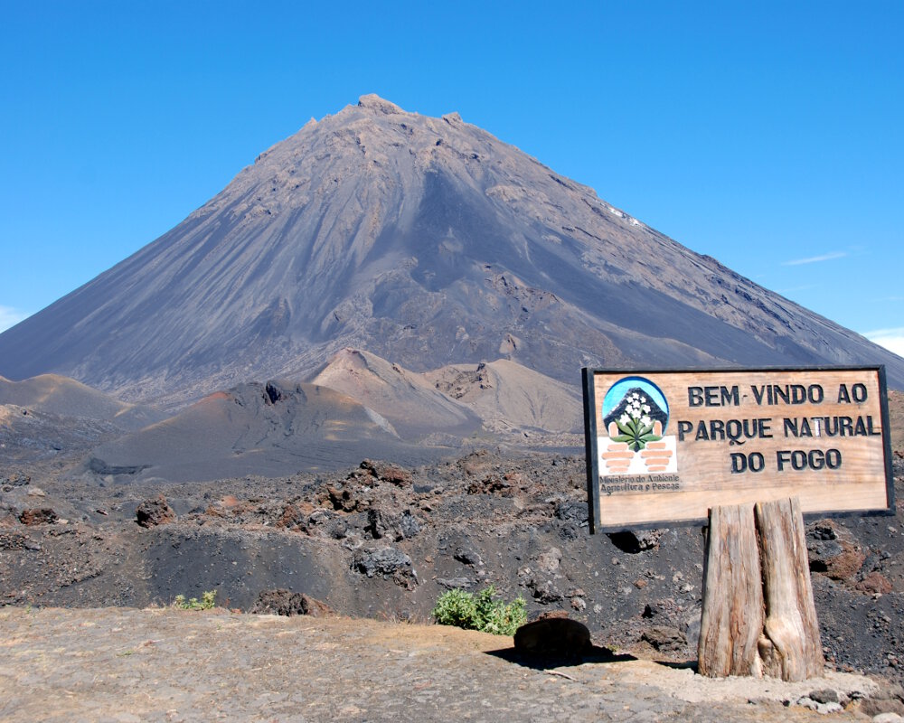 Le volcan Pico do Fogo domine l'île de Fogo située dans l'archipel du Cap Vert Le volcan Pico do Fogo domine l'île de Fogo située dans l'archipel du Cap Vert