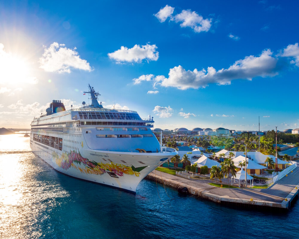 Au levé de soleil sur le port de la ville de Freeport avec un paquebot de croisière amarré à quai (Grand Bahama) Au levé de soleil sur le port de la ville de Freeport avec un paquebot de croisière amarré à quai (Grand Bahama)