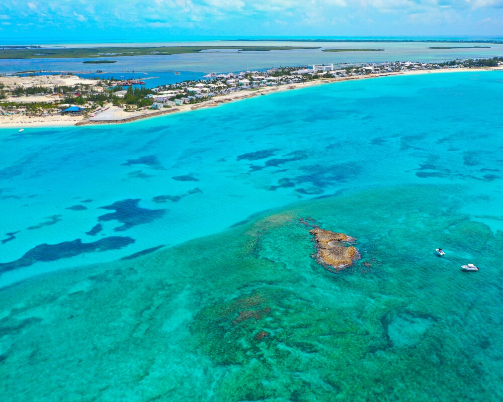 Une vue aérienne de l'île de Bimini Nord avec ses grandes plages de sable blanc et ses eaux turquoises