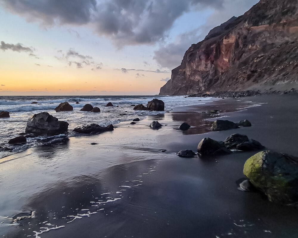 La plage de sable noir del Inglés avec ses blocs rocheux sur l'île de La Gomera