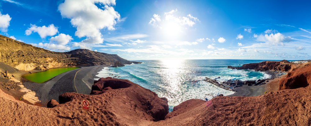 La plage El Golfo avec son lagon d'un vert flashy