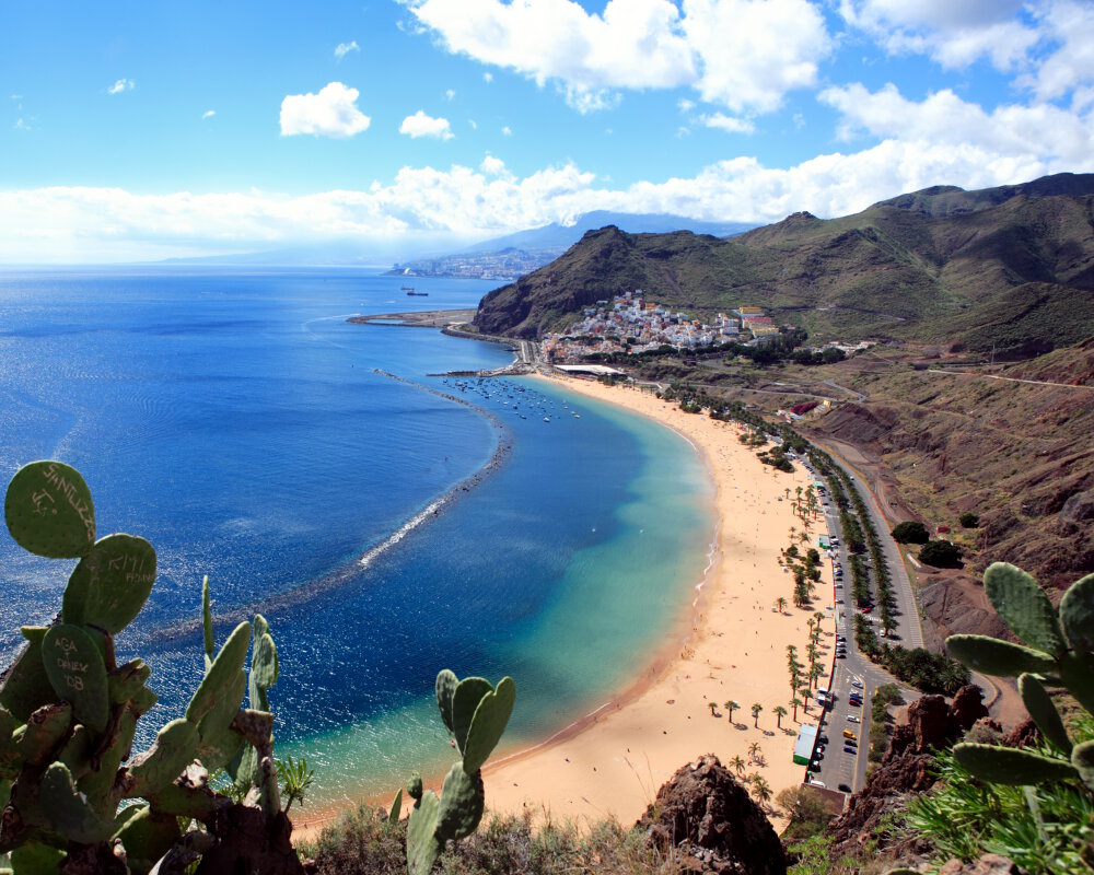 Vue sur la plage de las Teresitas sur l'île de Tenerife