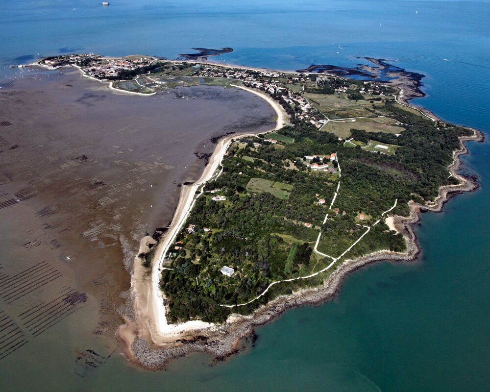 Une vue aérienne sur l'île d'Aix située entre la côte et l'île d'Oléron Une vue aérienne sur l'île d'Aix située entre la côte et l'île d'Oléron