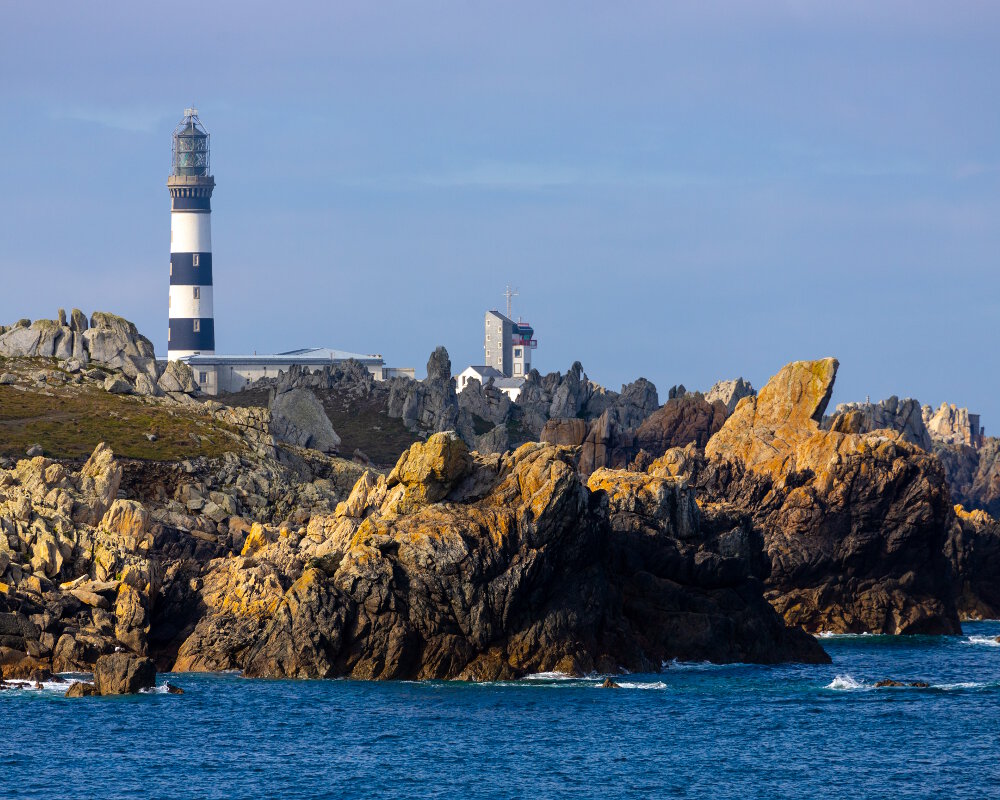 Le phare de Créac'h et sa cote rocheuse