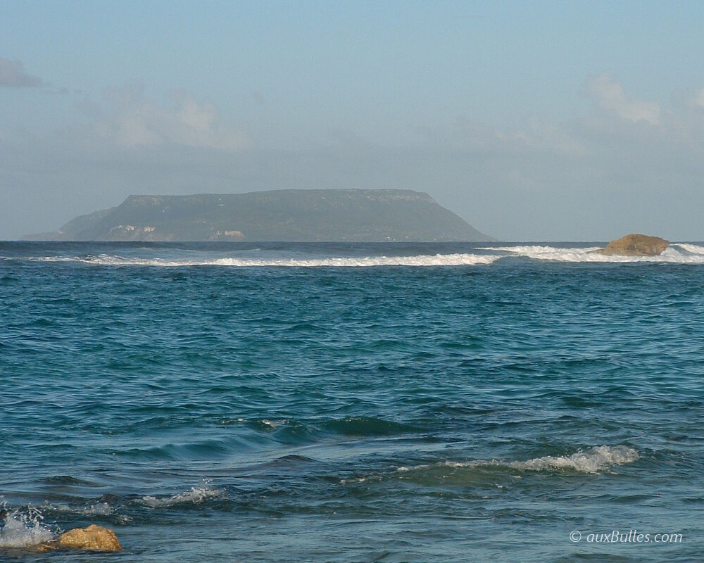 L'ile de La Désirade au large de la Pointe des Châteaux