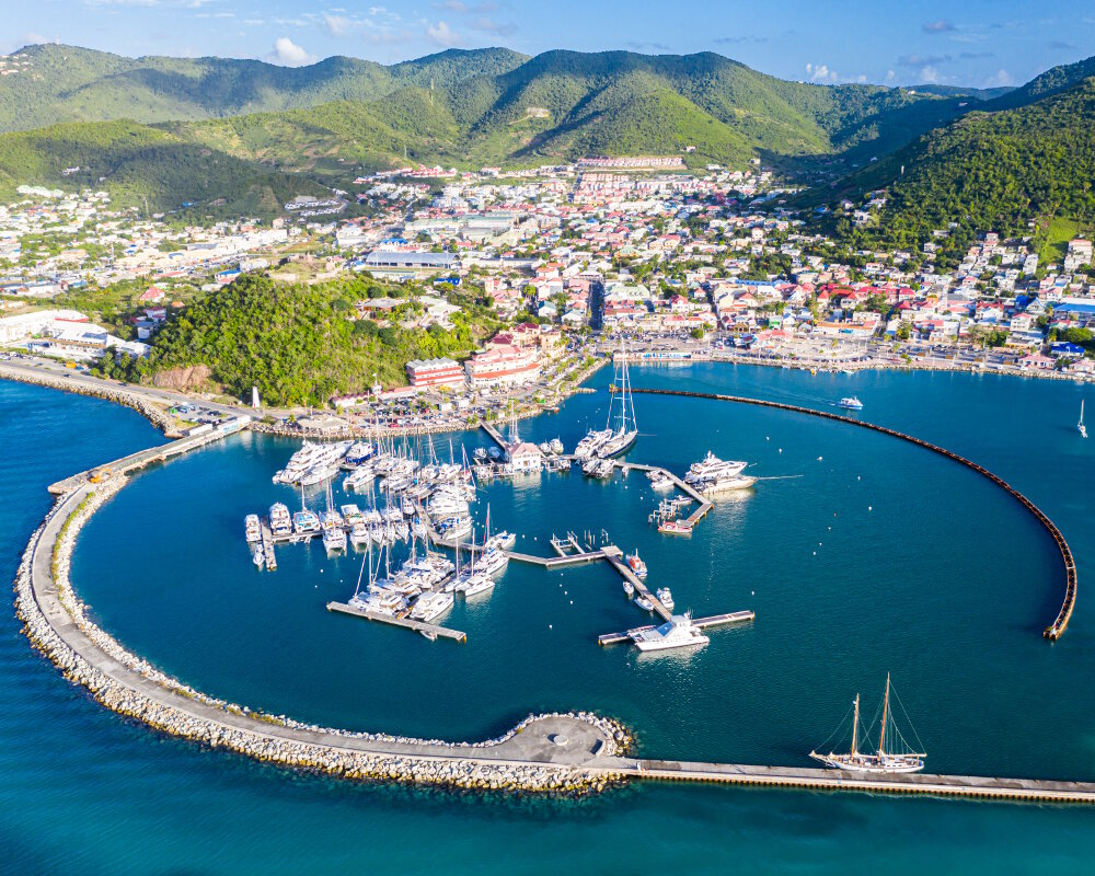 Une vue aérienne de la ville de Marigot avec son port sur la partie française de l'île de Saint-Martin Une vue aérienne de la ville de Marigot avec son port sur la partie française de l'île de Saint-Martin