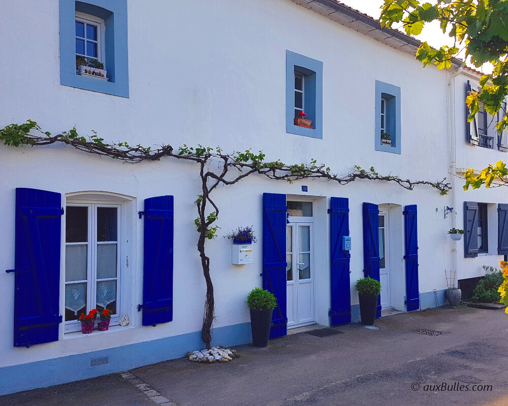 Promenade parmi les maisons aux volets colorés de Noirmoutier-en-l'Île Promenade parmi les maisons aux volets colorés de Noirmoutier-en-l'Île