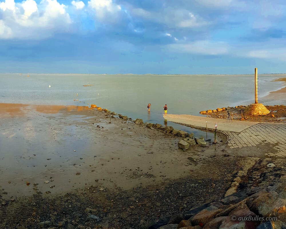 Le passage du Goix pour rejoindre l'ile de Noirmoutier disparait sous l'eau à marée haute Le passage du Goix pour rejoindre l'ile de Noirmoutier disparait sous l'eau à marée haute