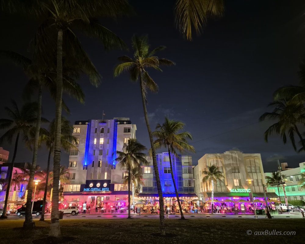 Ocean Drive à Miami Beach, avec ses hôtels Art Déco illuminés la nuit, emblématiques du quartier historique de South Beach Ocean Drive à Miami Beach, avec ses hôtels Art Déco illuminés la nuit, emblématiques du quartier historique de South Beach