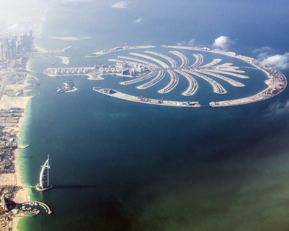Vue aérienne de Dubaï avec l'île de Palm Jumeirah et l'hôtel Burj al Arab