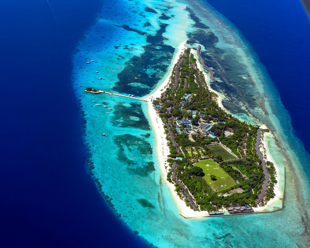 Vue aérienne du « Palm Beach Island Resort & Spa » sur l'ile de Madhiriguraidhoo dans l'atoll de Lhaviyani Vue aérienne du « Palm Beach Island Resort & Spa » sur l'ile de Madhiriguraidhoo dans l'atoll de Lhaviyani