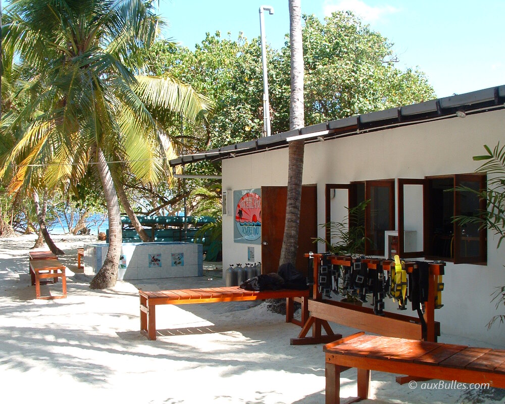 Le centre de plongée sur l'île d'Embudu dans les Maldives Le centre de plongée sur l'île d'Embudu dans les Maldives