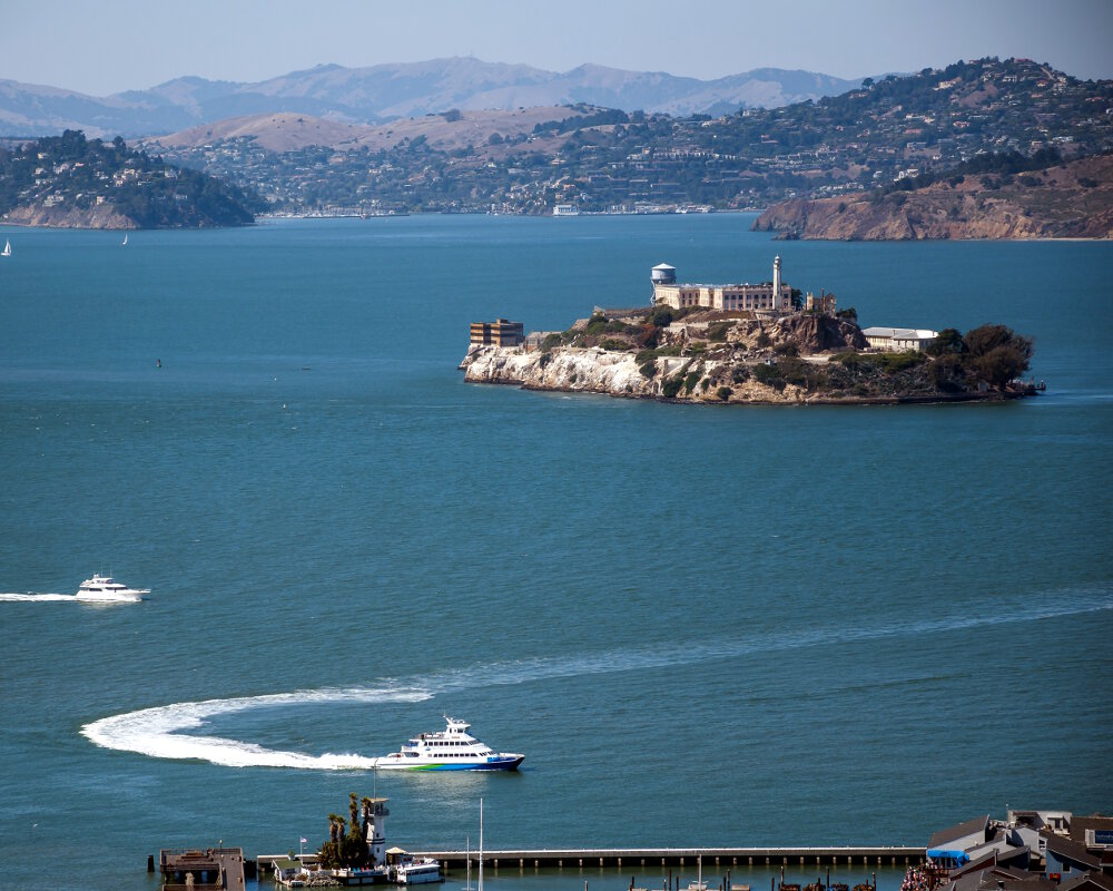 L'île d'Alcatraz, surnommée le rocher, se dresse dans la baie de San Francisco L'île d'Alcatraz, surnommée le rocher, se dresse dans la baie de San Francisco