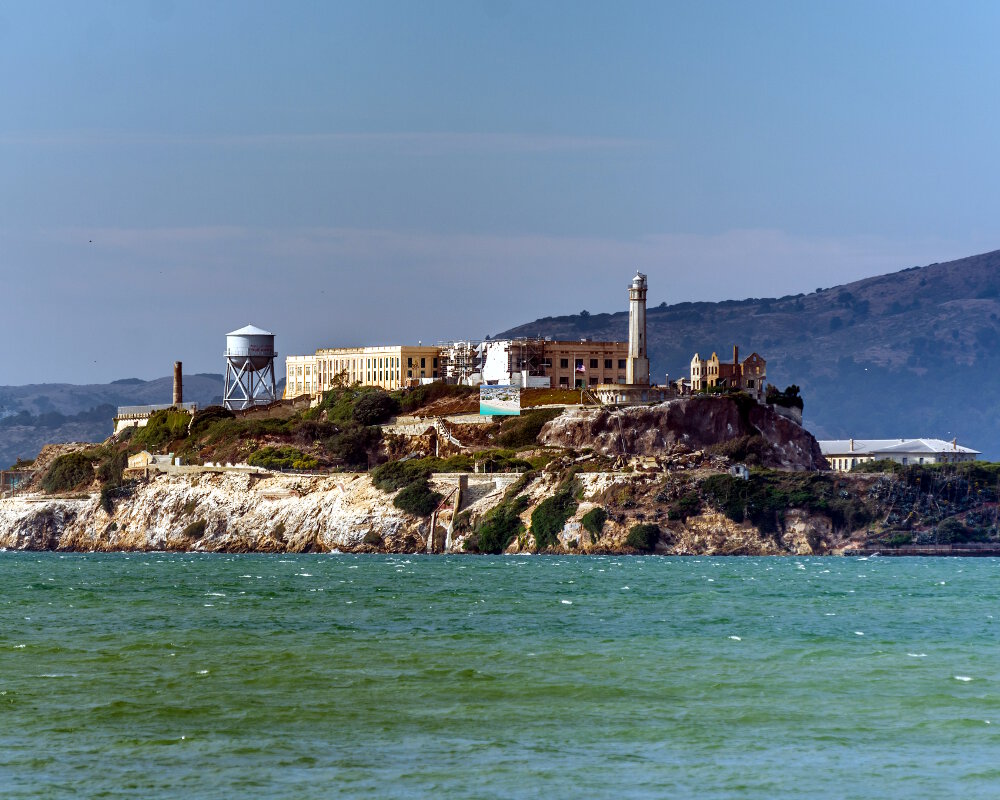 Le centre pénitencier sur l'île d'Alcatraz offre une vue imprenable sur la ville de San Francisco et sa baie Le centre pénitencier sur l'île d'Alcatraz offre une vue imprenable sur la ville de San Francisco et sa baie