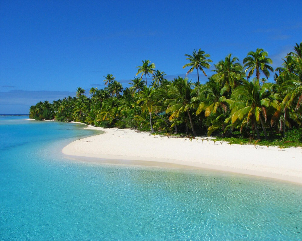 Vue sur la plage de l'île One Foot ou Tapuaetai dans l'atoll de Aitutaki Vue sur la plage de l'île One Foot ou Tapuaetai dans l'atoll de Aitutaki
