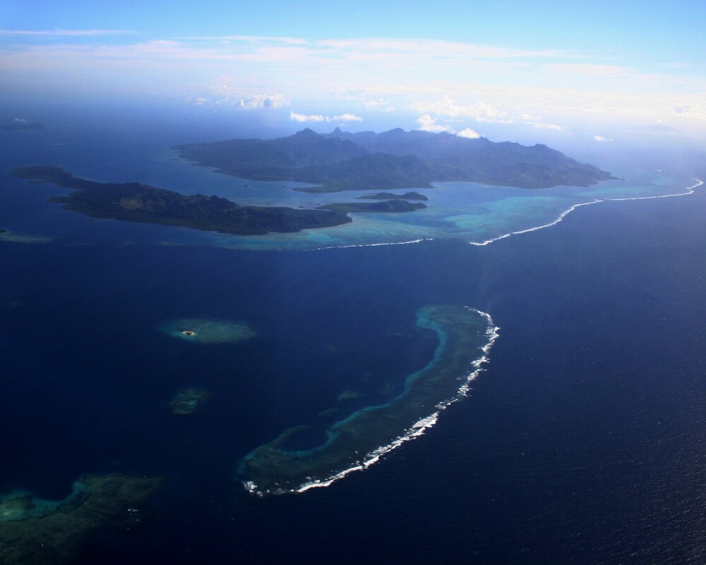 Vue aérienne sur les récifs autour de l'île d'Ovalau dans les Fidji Vue aérienne sur les récifs autour de l'île d'Ovalau dans les Fidji