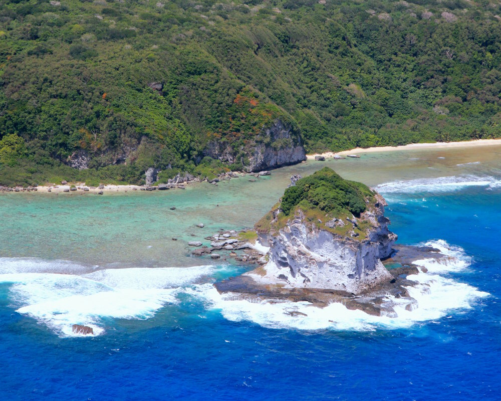 Vue aérienne de l'île de Saipan avec Bird island, son lagon et sa plage de sable blanc Vue aérienne de l'île de Saipan avec Bird island, son lagon et sa plage de sable blanc