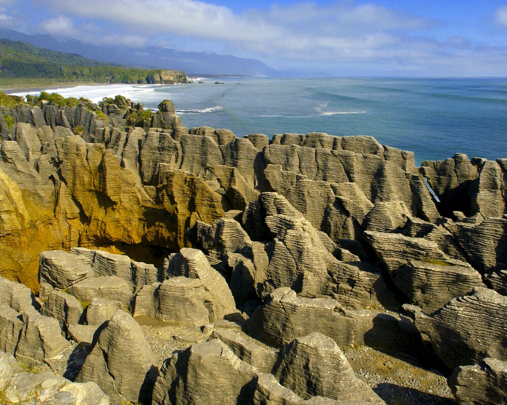 Vue sur Pancake Rocks une formation rocheuse sculptée par l'érosion et les marées sur l'île du Sud de la Nouvelle-Zélande