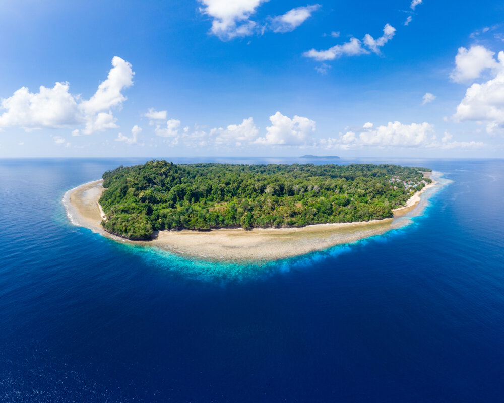 Vue aérienne de l'ile de Pulau Ai dans l'archipel de Banda Vue aérienne de l'ile de Pulau Ai dans l'archipel de Banda