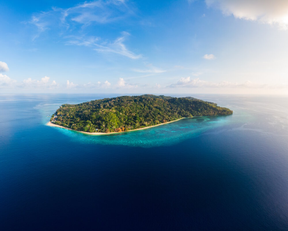 Vue aérienne de l'ile de Pulau Hatta dans l'archipel de Banda Vue aérienne de l'ile de Pulau Hatta dans l'archipel de Banda