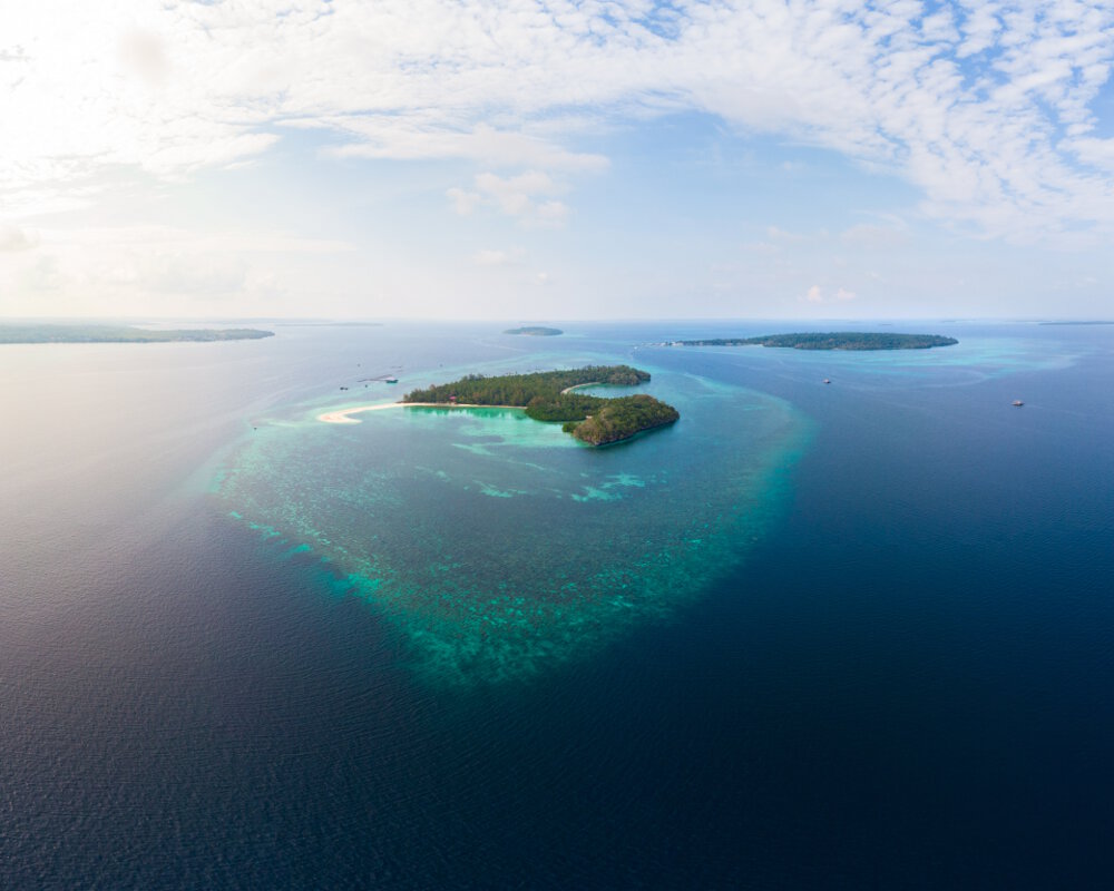 Vue aérienne sur les îles Kei dans l'archipel des Moluques Vue aérienne sur les îles Kei dans l'archipel des Moluques