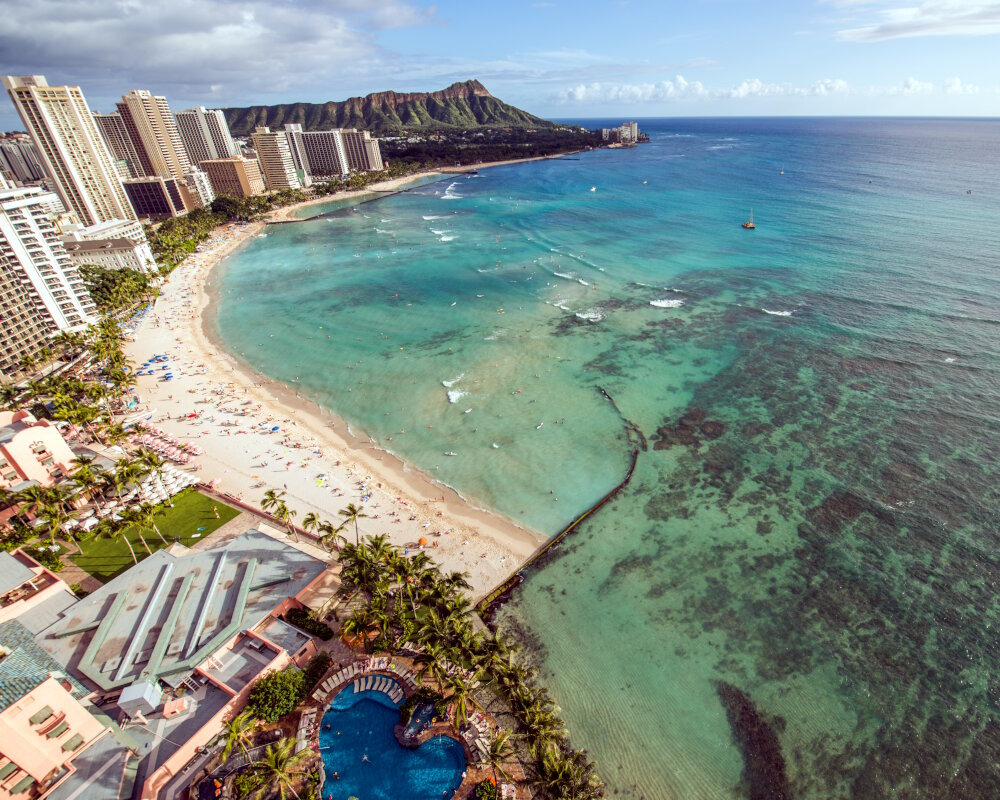 Une vue aérienne du littoral de Waikiki avec en arrière-plan le célèbre cratère du Diamond Head