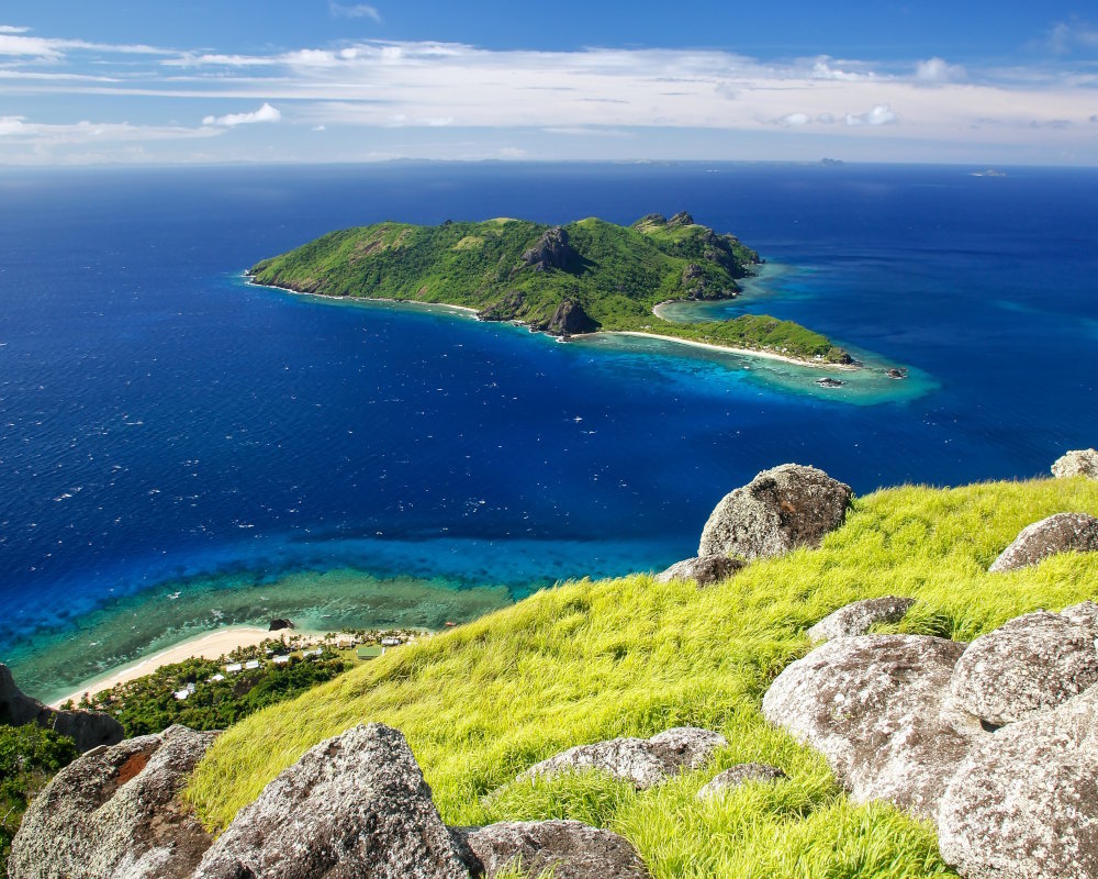 Vue panoramique sur l'île de Kuata depuis le sommet de Vatuvula, sur l'île de Wayasewa, dans l'archipel des Yasawa aux Fidji Vue panoramique sur l'île de Kuata depuis le sommet de Vatuvula, sur l'île de Wayasewa, dans l'archipel des Yasawa aux Fidji