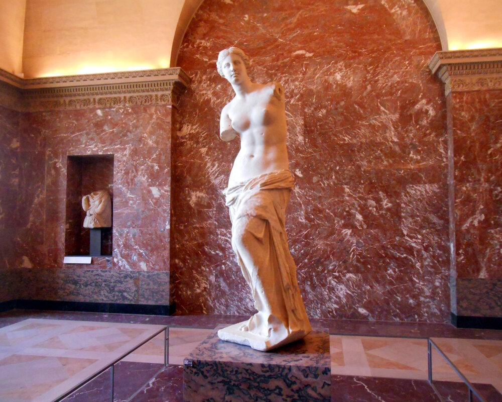 La statue de la Vénus de Milo exposée au musée du Louvre à Paris La statue de la Vénus de Milo exposée au musée du Louvre à Paris