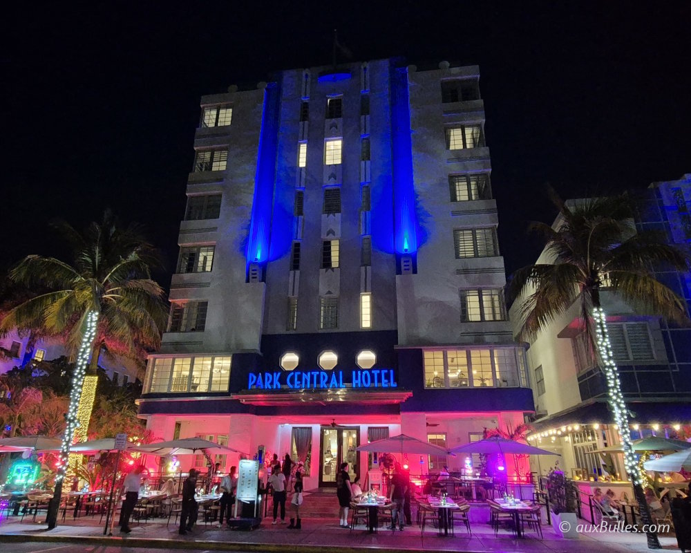 Le Park Central Hotel à Miami Beach, exemple emblématique de l'architecture Art déco illuminé la nuit sur Ocean Drive Le Park Central Hotel à Miami Beach, exemple emblématique de l'architecture Art déco illuminé la nuit sur Ocean Drive