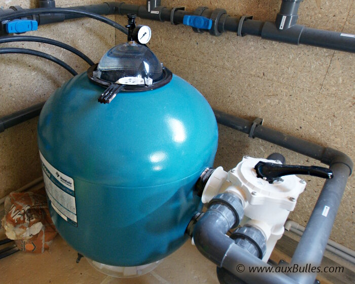 La filtration de la piscine avec le filtre à sable