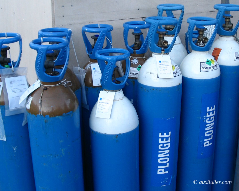 Les bouteilles d'oxygène dédiées au gonflage des blocs au Nitrox