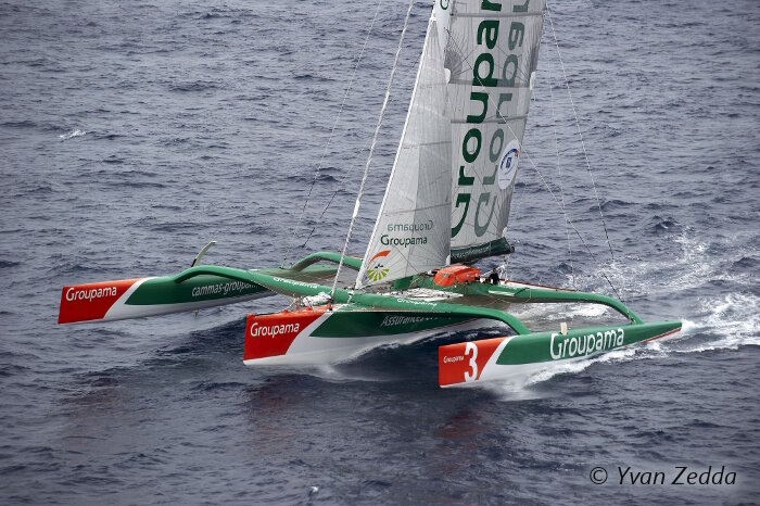 Survol de Groupama 3 à 100 milles au large de la Guadeloupe Survol de Groupama 3 à 100 milles au large de la Guadeloupe