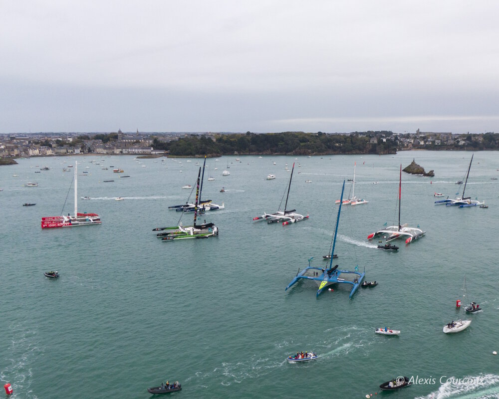 Les trimarans de la catégorie Ultime au mouillage devant Dinard