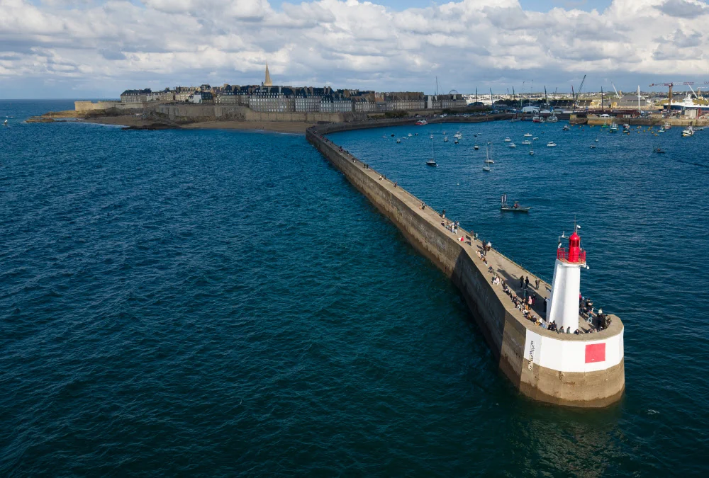 Vue aérienne de Saint-Malo avec son phare et sa jetée au premier plan