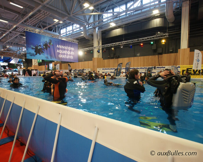La piscine du salon de la plongée sous-marine accueille les baptêmes de plongée et les activités aquatiques pendant toute la durée du salon