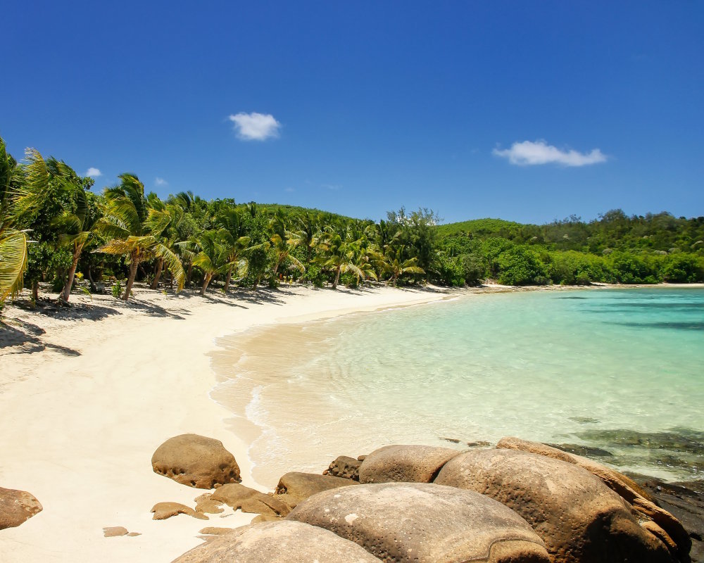 Une plage de sable sur l'île de Drawaqa, dans l'archipel des Yasawa aux Fidji Une plage de sable sur l'île de Drawaqa, dans l'archipel des Yasawa aux Fidji