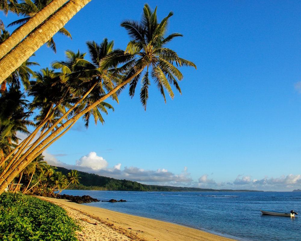 Une plage de sable à Lavena, sur la côte sud-est de l'île de Taveuni aux Fidji